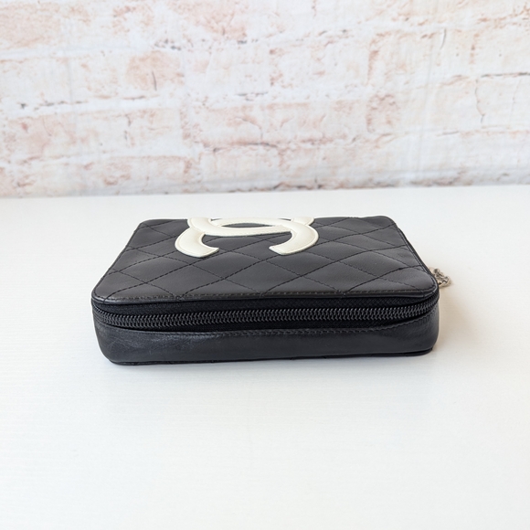 CHANEL Black and White Quilted Clutch - Picture 3 of 15
